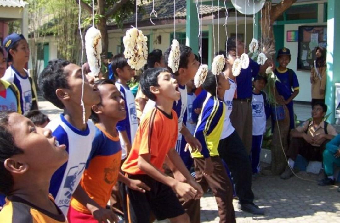 Lomba Makan Kerupuk Saat 17 Agustus, Ajang Keusilan Yang Tak Akan Terlupakan
