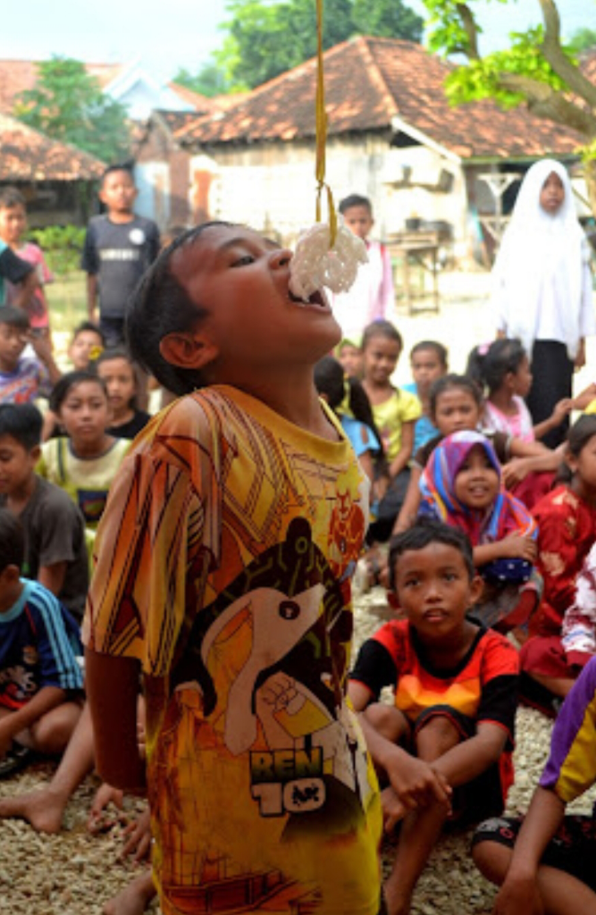 Lomba Makan Kerupuk Saat 17 Agustus, Ajang Keusilan Yang Tak Akan Terlupakan