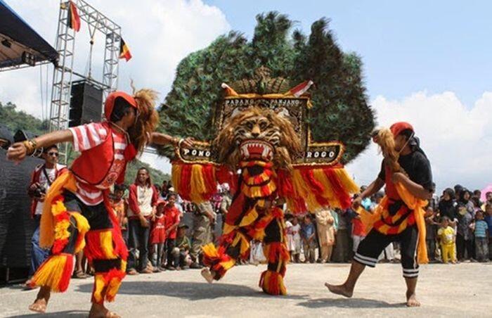 Reog Ponorogo, Menyeramkan Sih Tetapi Bisa Menyemarakkan Hut RI di Desaku!