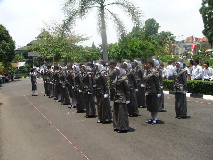 Upacara Bendera Jam 12 Tengah Malam, Di Kuburan Lagi!