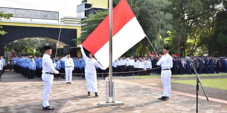 Upacara Bendera Jam 12 Tengah Malam, Di Kuburan Lagi!