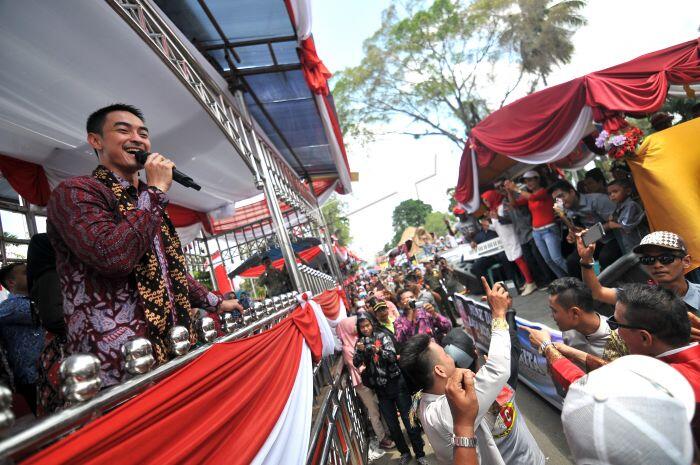 Parade Nikah-nikahan Di Pawai Kemerdekaan