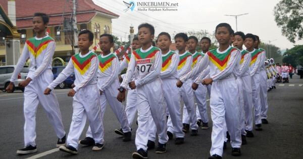 Menjadi Komandan Regu Dadakan Lomba Gerak Jalan 17-an