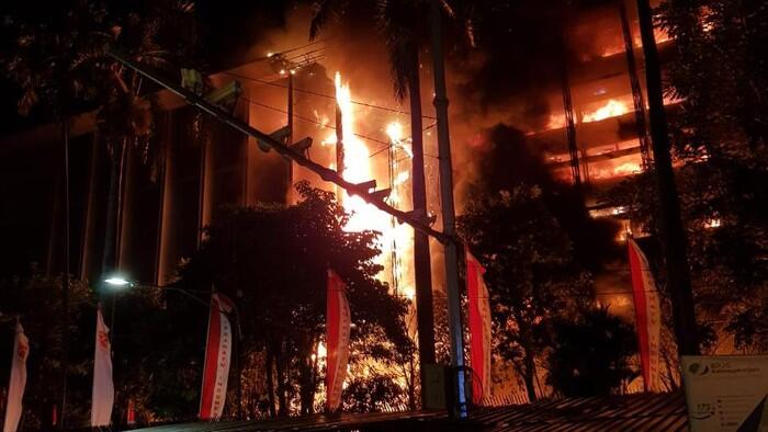 Kebakaran di Gedung Kejagung Kian Besar, Kaca Pecah hingga Pohon Terbakar
