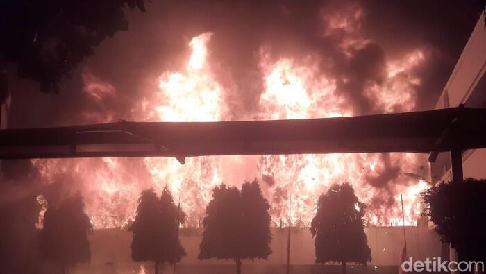 Kebakaran Gedung Kejaksaan Agung Membesar, Ruang Kerja Jaksa Agung Terbakar