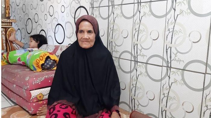 Viral! Nenek 60 Tahun Mengikuti Panjat Pinang, Anak Muda Kalah!