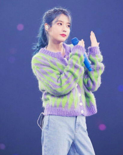 10 Ide OOTD Pakai Sweater ala IU, Cocok Buat yang Mungil