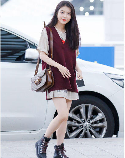 10 Ide OOTD Pakai Sweater ala IU, Cocok Buat yang Mungil