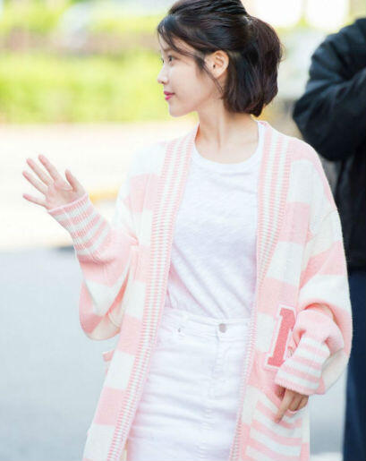 10 Ide OOTD Pakai Sweater ala IU, Cocok Buat yang Mungil