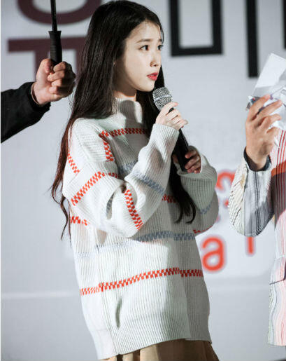 10 Ide OOTD Pakai Sweater ala IU, Cocok Buat yang Mungil