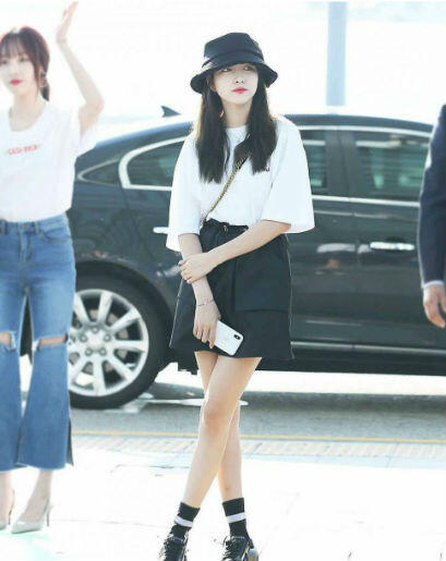 Ini 9 Ide Mix And Match Outfit Dengan Rok Mini Ala Sowon GFriend