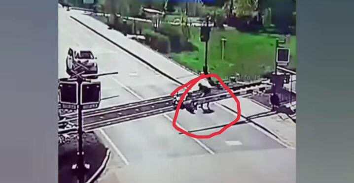 Heroik, Penyelamatan Orang Tersangkut Palang Pintu yang Hampir Terlindas Kereta! 