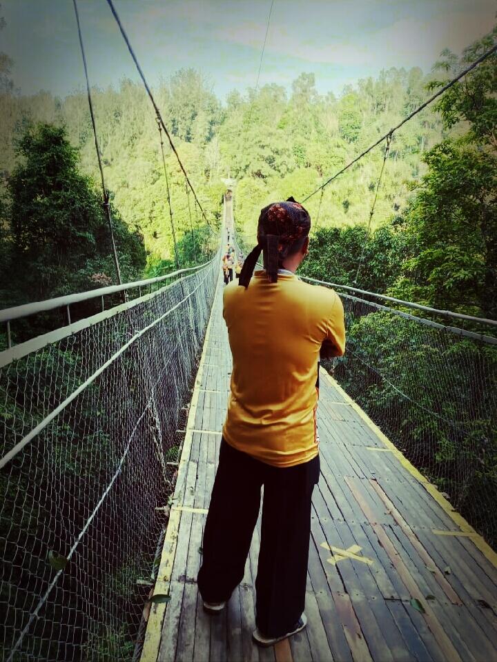 Berlibur di Situ Gunung Suspection Bridge