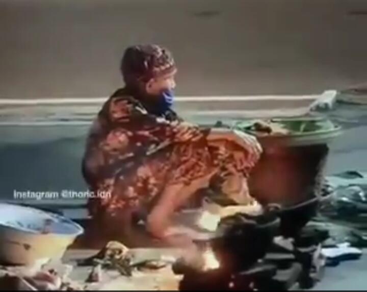 Kegigihan Mbah Giyem yang berjuang hidup dengan menjual kue serabi di pinggir jalan