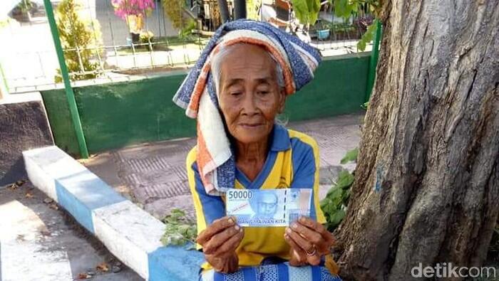 Miris! Nenek Penjual Mangga di Bali Dibayar Pakai Uang Mainan