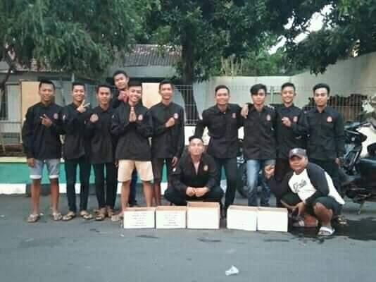 Kelompok Pemuda Di seberang Jalan.