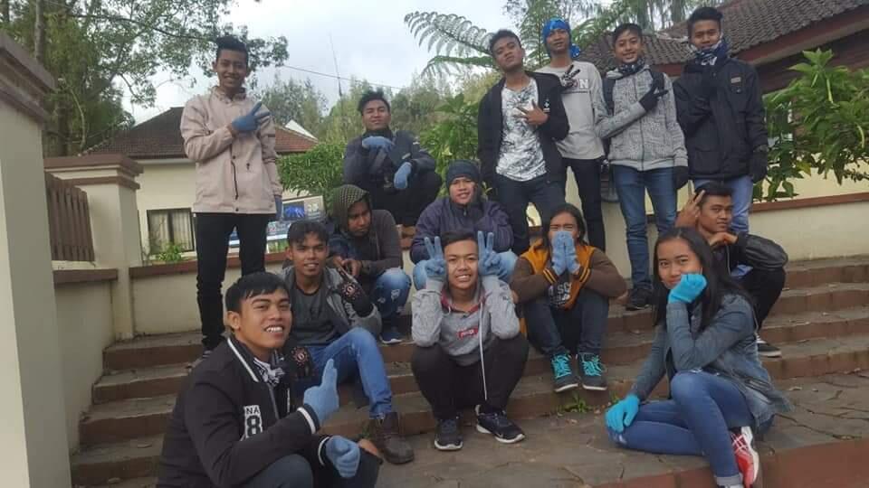 Kelompok Pemuda Di seberang Jalan.