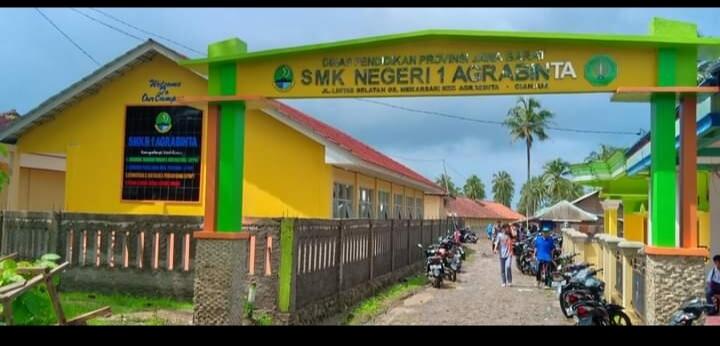 Dilema Belajar Daring Di Pelosok, Mencari Jaringan Internet Hingga Ke Pinggir Sungai