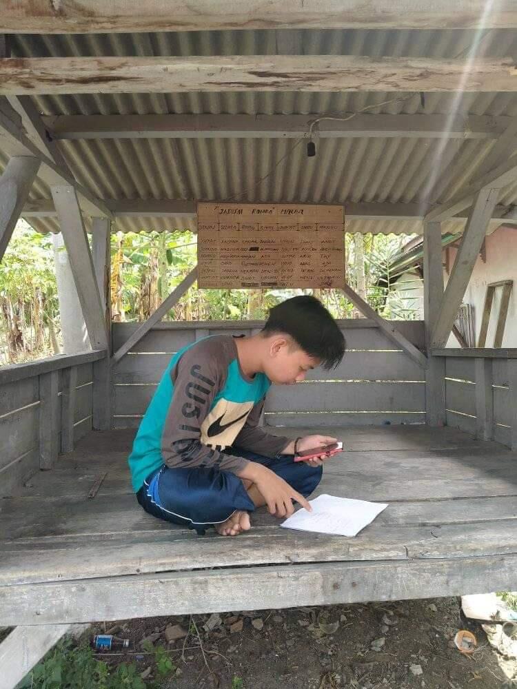 Dilema Belajar Daring Di Pelosok, Mencari Jaringan Internet Hingga Ke Pinggir Sungai