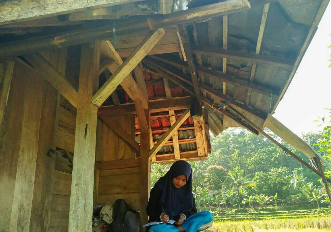 Dilema Belajar Daring Di Pelosok, Mencari Jaringan Internet Hingga Ke Pinggir Sungai