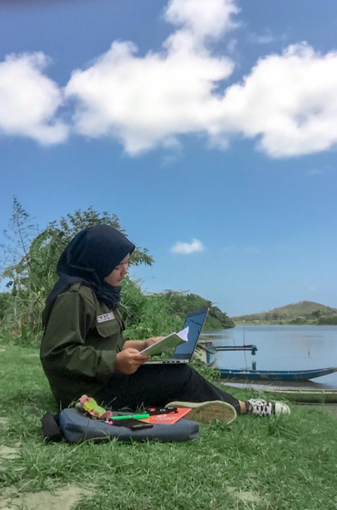 Dilema Belajar Daring Di Pelosok, Mencari Jaringan Internet Hingga Ke Pinggir Sungai