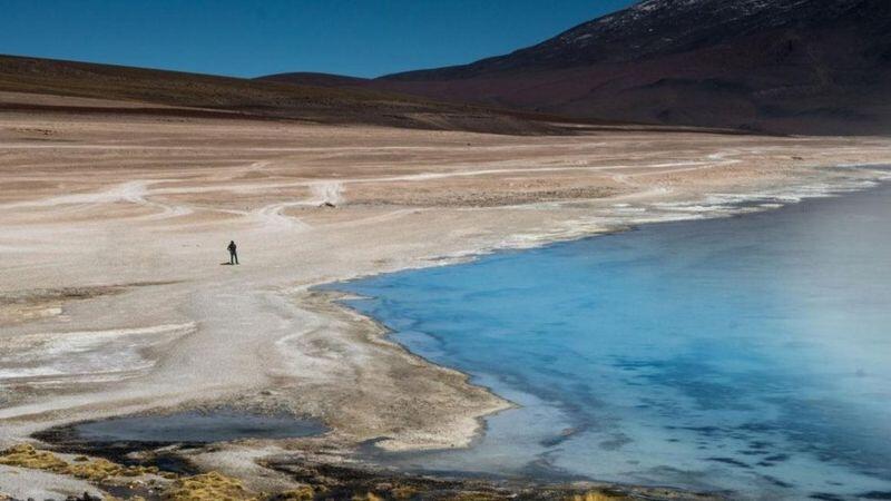 Panorama Pelangi yang Menakjubkan di Padang Garam Bolivia