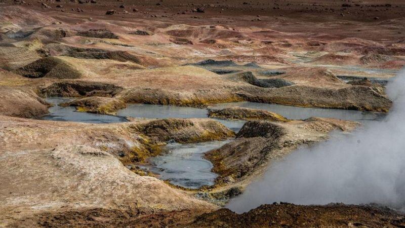 Panorama Pelangi yang Menakjubkan di Padang Garam Bolivia