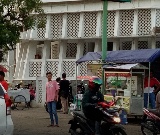 Imbas Covid-19 Membuat Pendapatan Pedagang Gorengan di Daerah Saya (Ibu L) Menurun