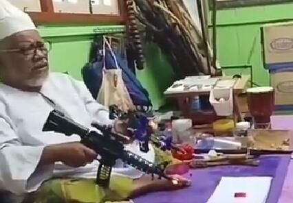 Aneh, Beredar Video Pengobatan Tradisional Gunakan Pistol Mainan! Netizen Bingung