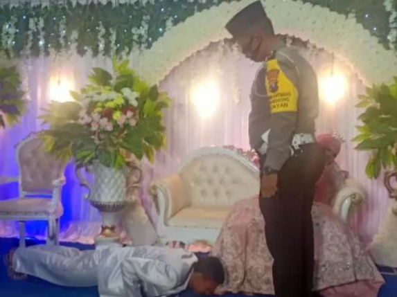 Tak Pakai Masker, Pengantin Dihukum Push Up di Pelaminan