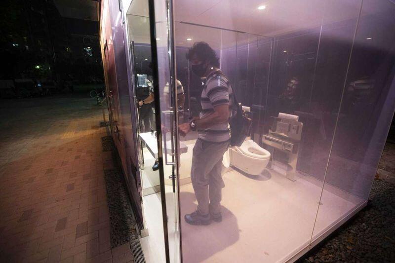 Ada Toilet Umum Transparan di Keramaian Tokyo, Berani Coba?