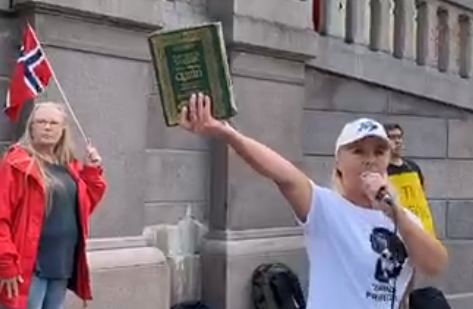Demo Anti-Islam, Wanita Ini Robek Satu Per Satu Halaman Alquran