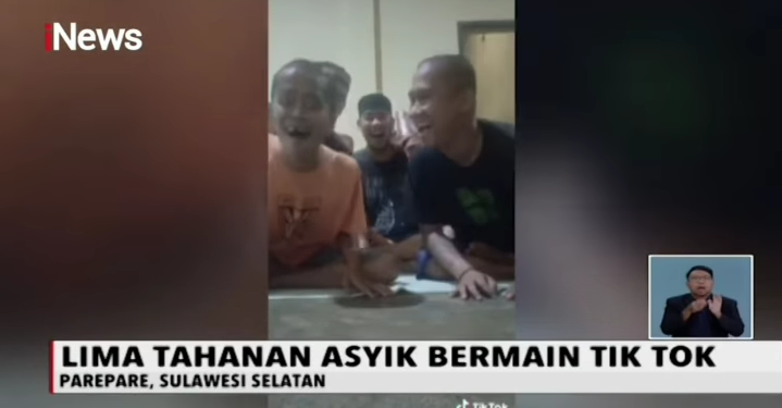 Ngakak Abis, 5 Orang Tahanan Main Tiktok di Dalam Sel Pakai Hp Siapa?