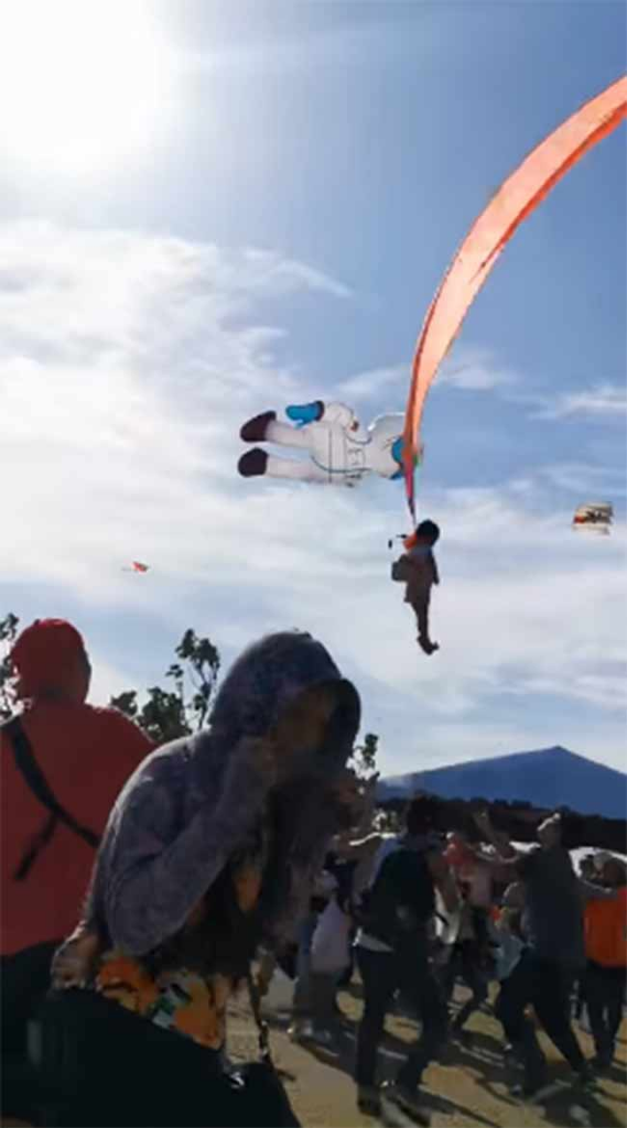 Duh! Bocah 3 Tahun Terjerat Layang-layang Raksasa dan Terbawa ke Udara
