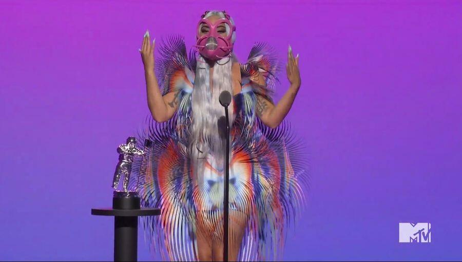 9 Kali Ganti Baju, Lady Gaga Hadiri MTV VMA 2020 dengan Serangkaian Busana Unik!