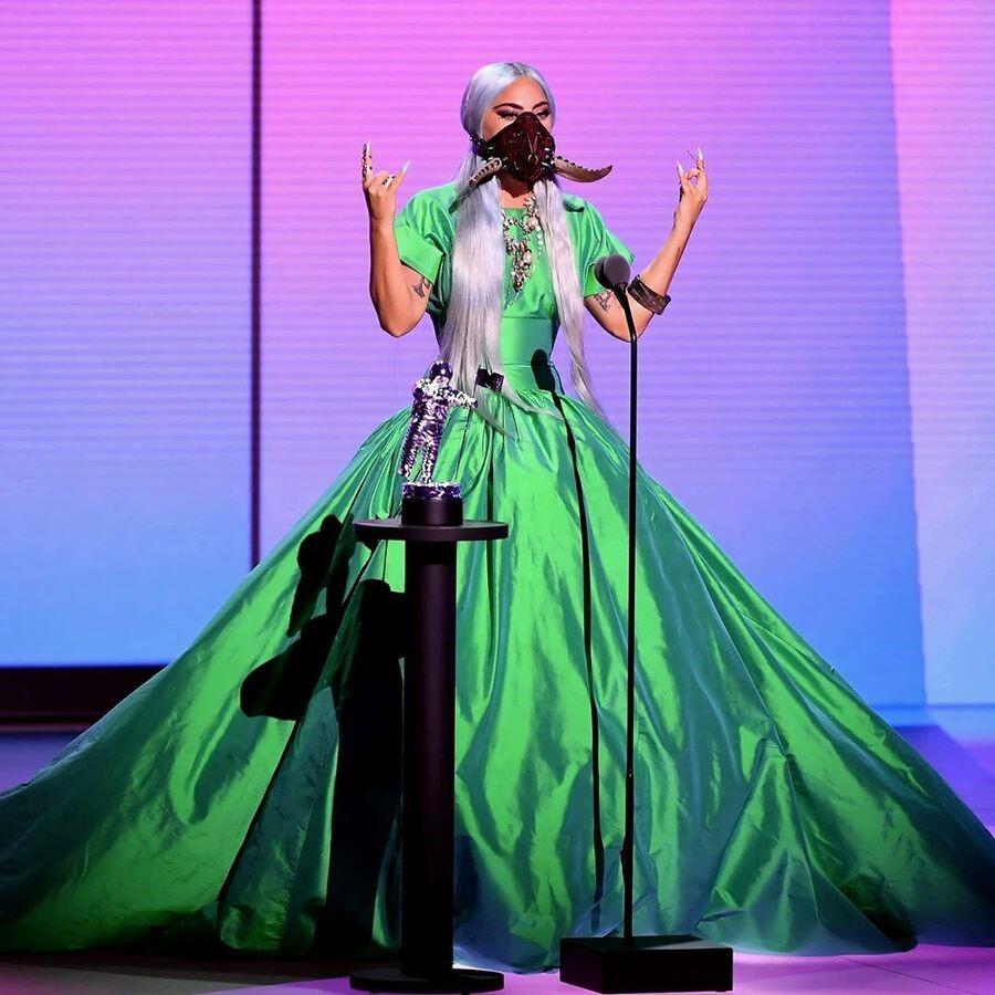 9 Kali Ganti Baju, Lady Gaga Hadiri MTV VMA 2020 dengan Serangkaian Busana Unik!