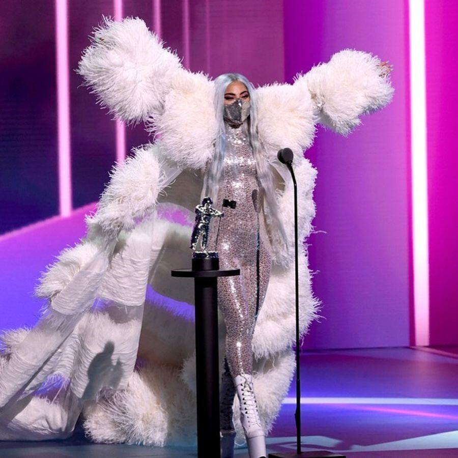 9 Kali Ganti Baju, Lady Gaga Hadiri MTV VMA 2020 dengan Serangkaian Busana Unik!
