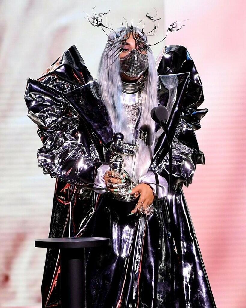 9 Kali Ganti Baju, Lady Gaga Hadiri MTV VMA 2020 dengan Serangkaian Busana Unik!