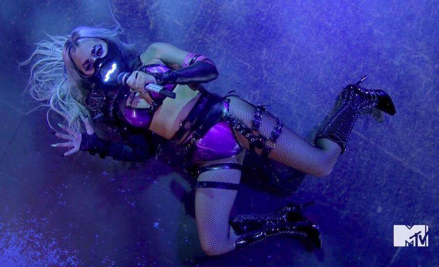 9 Kali Ganti Baju, Lady Gaga Hadiri MTV VMA 2020 dengan Serangkaian Busana Unik!