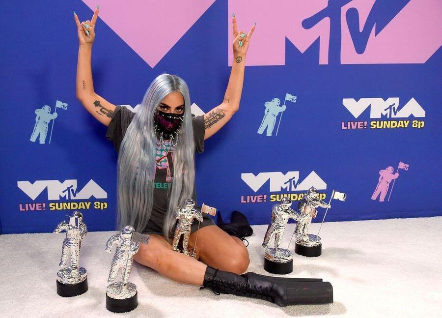 9 Kali Ganti Baju, Lady Gaga Hadiri MTV VMA 2020 dengan Serangkaian Busana Unik!