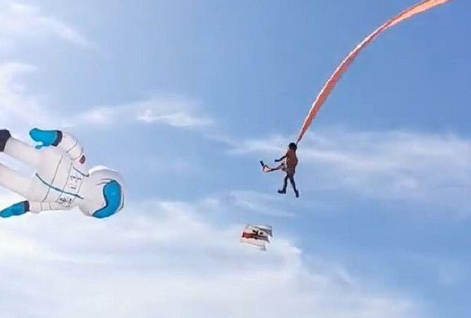 Bocah 3 Tahun Nyangkut Di Layang-Layang, Ngeri Gan
