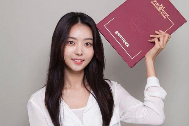 Lulus Kuliah, Nayoung Eks PRISTIN dan I.O.I Banjir Ucapan Selamat