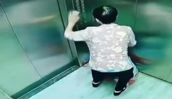 Letakkan Anak Di Lantai Lift Demi Tolong Orang Serangan Jantung,Ibu Ini Tuai Pujian!