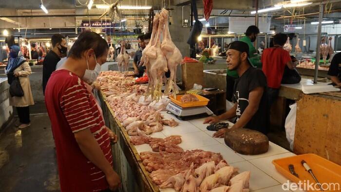 Daging Ayam hingga Buah-buahan Bikin Agustus Deflasi 0,05%