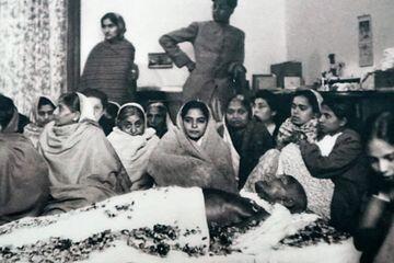 Foto-foto Pemakaman Mahatma Gandhi Setelah Penembakanya Di Delhi