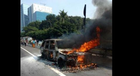 Mobil Range Rover Terbakar di Tol MT Haryono, Diduga Korsleting Listrik