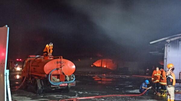 9 Jam Berlalu, Kebakaran Gudang Polytron di Demak Belum Padam