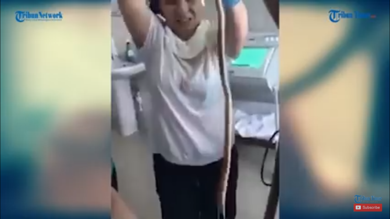 Mengerikan! Viral Video Wanita Saat Makhluk Diduga Ular Dikeluarkan dari Mulutnya