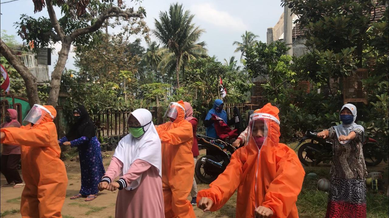Senam Ala Covid-19? Mahasiswa UMM Ajak Para Lansia Posyandu Senam Dengan Memakai APD