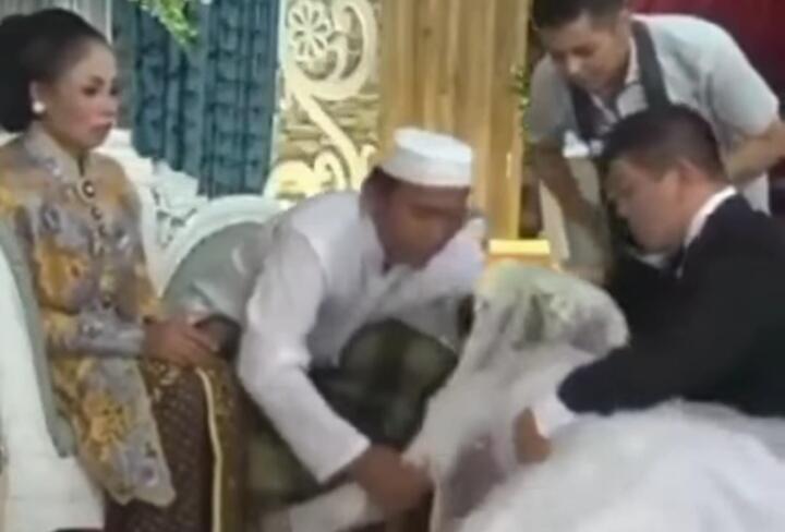 Mengharukan atau Mengerikan? Pengantin Ini Minta Restu Pernikahan Seperti Kesurupan!